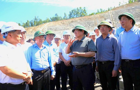 Thủ tướng yêu cầu bảo đảm tiến độ, chất lượng đường cao tốc và đường băng sân bay Phù Cát