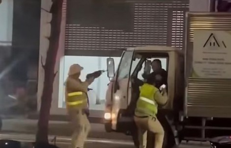 Bắt khẩn cấp tài xế không chấp hành kiểm tra nồng độ cồn, tông xe CSGT rồi bỏ chạy