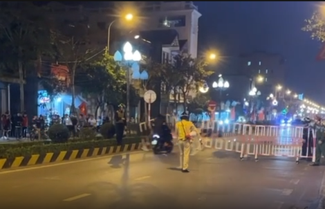 Nhóm thanh thiếu niên lạng lách, đánh võng, lao xe vào tổ công tác và hàng rào chắn