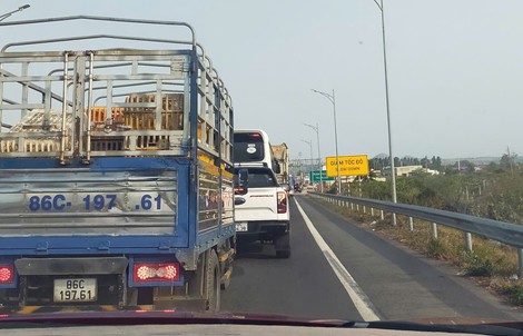 Xe xếp hàng dài vì lỗi kỹ thuật trạm thu phí trên cao tốc Phan Thiết – Dầu Giây