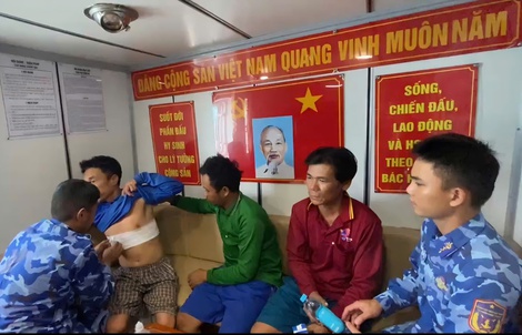 Tàu cá bốc cháy trên vùng biển Tây Nam