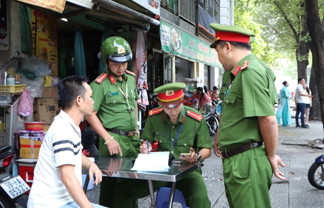 Thành ủy TPHCM yêu cầu chấn chỉnh bãi xe trái phép, nạn "chèo kéo" du khách