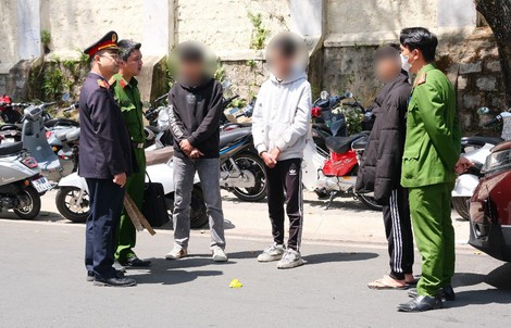 Đà Lạt: Học sinh dùng hung khí truy đuổi nhau trước cổng trường