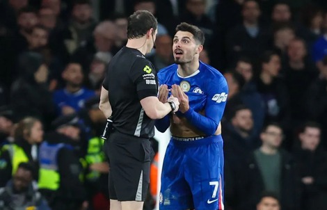 Chưa kịp nguôi scandal, trụ cột Chelsea lại nhận thêm cú sốc