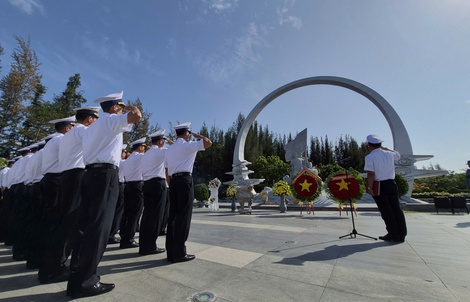 Hàng ngàn người dâng hương, hoa lên anh linh chiến sĩ Gạc Ma