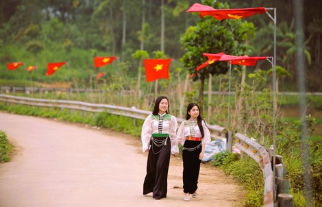 Điểm du lịch nổi tiếng ở Thanh Hóa rực rỡ cờ Tổ quốc trước ngày bầu cử