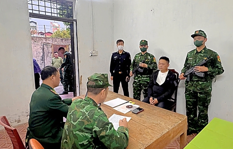 Bắt 1 người nước ngoài vận chuyển trái phép vàng vào Việt Nam