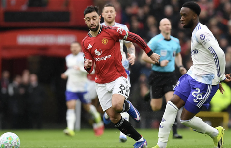 Fernandes chạm tay kỳ tích, Man United "bắn hạ" Aston Villa