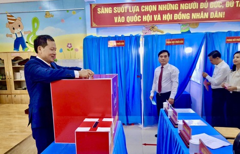 Hình ảnh Bí thư Tỉnh ủy Đồng Nai Vũ Hồng Văn dự khai mạc và bỏ phiếu bầu cử tại phường Trấn Biên