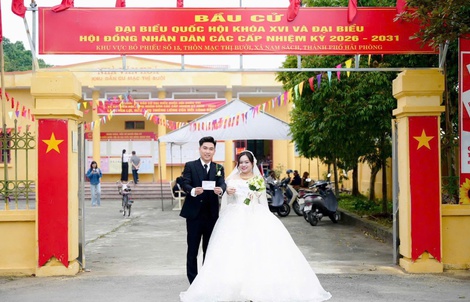 Cô dâu, chú rể mặc áo cưới đi bầu cử
