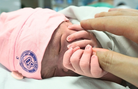 Đề xuất hỗ trợ tiền cho phụ nữ sinh 2 con trước 35 tuổi