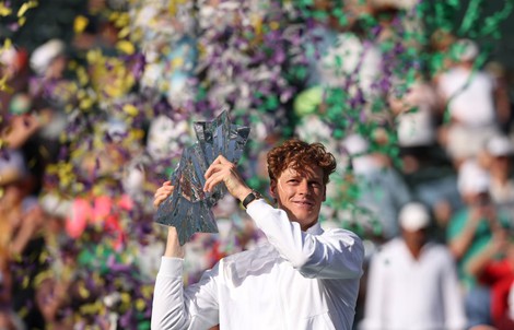 Thắng Medvedev, Sinner sở hữu đủ 6 danh hiệu ATP 1000 mặt sân cứng, sánh vai Djokovic, Federer