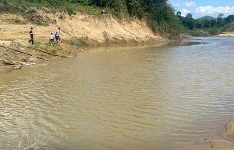 Không cứu được bạn đuối nước, nhóm học sinh quay về báo với thầy cô