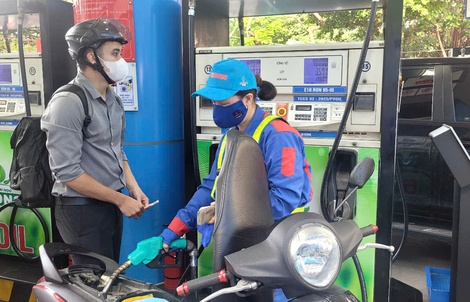 Giá xăng RON95-III tăng mạnh, lên 30.690 đồng/lít