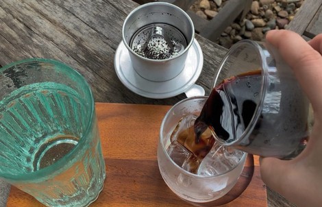 Khi chiếc phin bắt đầu nhỏ giọt