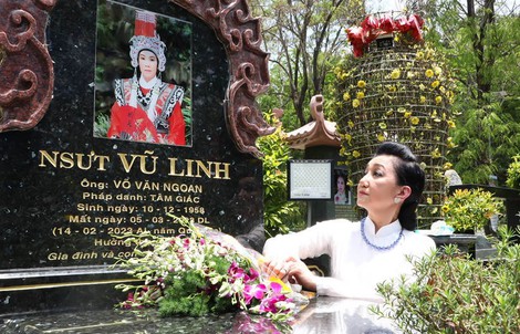 NSƯT Thanh Thanh Tâm viếng mộ Vũ Linh, thắp hương tri ân các tiền bối