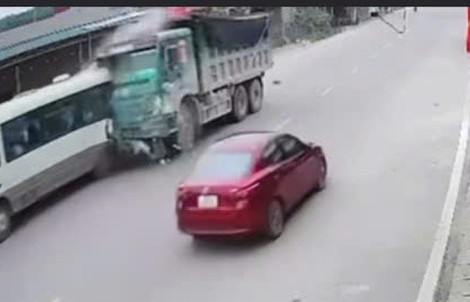 VIDEO: Xe ben tông xe 29 chỗ đưa đón học sinh, đẩy đi hàng chục mét