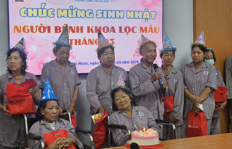 Món quà sinh nhật làm bệnh nhân chạy thận rơi nước mắt