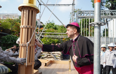 Khoảnh khắc đưa 2 Thánh giá mạ vàng lên tháp Nhà thờ Đức Bà Sài Gòn