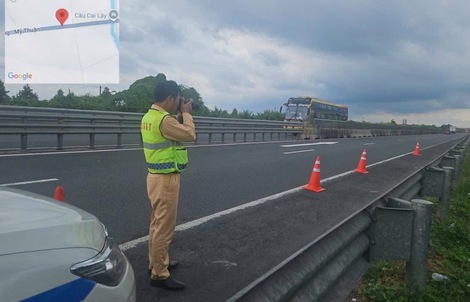 CSGT sử dụng ô tô hóa trang ghi hình xe vi phạm trên cao tốc