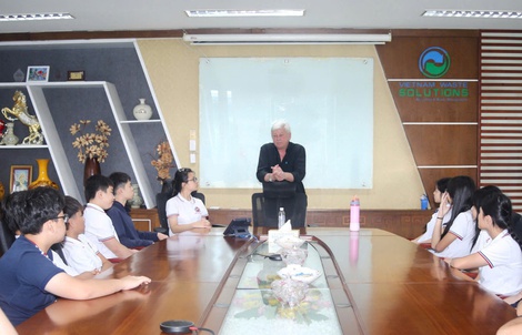 Học sinh quốc tế trải nghiệm quy trình xử lý rác tại VWS