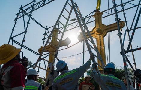 VIDEO: Cận cảnh thánh giá nặng 400kg trên đỉnh Nhà thờ Đức Bà