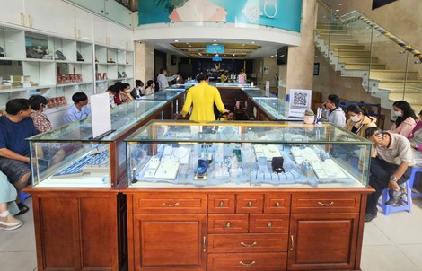 Sau cú rơi 8 triệu đồng/lượng, tiệm vàng xuất hiện cảnh hiếm gặp