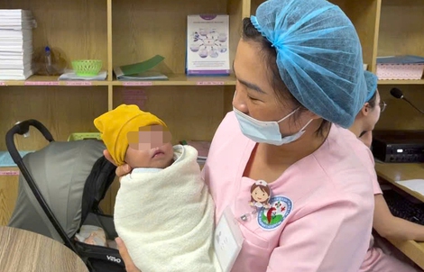 Giao 1 gia đình tại TP Đà Nẵng nuôi dưỡng bé gái bị "vùi lấp" trong lô cao su ở Gia Lai