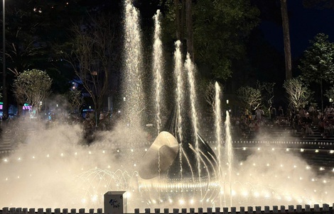 Mãn nhãn với màn trình diễn nhạc nước tại công viên số 1 Lý Thái Tổ