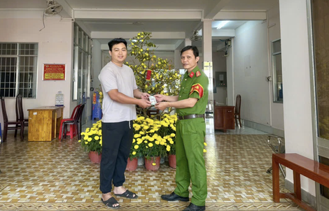 Ấm lòng người đàn ông bỏ quên hàng chục triệu đồng tại trụ ATM ở Vĩnh Long 