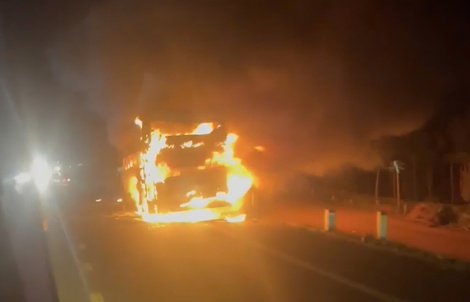 CLIP: Xe khách giường nằm chở 46 người nổ lốp, cháy ngùn ngụt trong đêm