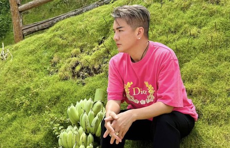 Đàm Vĩnh Hưng được nam ca sĩ vuốt má, vui đến muốn nhảy cẫng lên