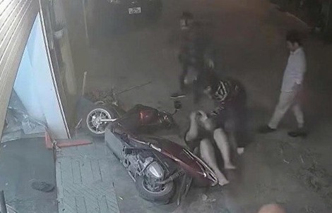 Xác minh nhóm người xông vào nhà, kéo người đàn ông ra đường hành hung