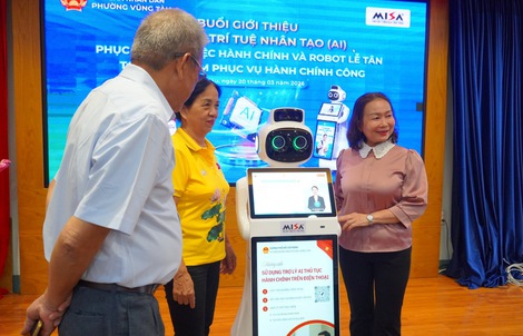 Phường Vũng Tàu đưa robot lễ tân vào phục vụ người dân
