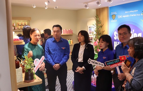 Hàng Việt "xuống" phố Tràng Tiền, thu hút giới trẻ