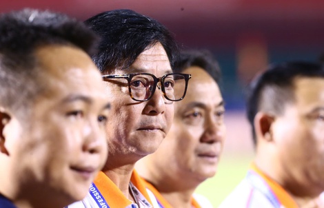 Clip: Huỳnh Đức nói gì khi Tiến Linh nhường Khoa Ngô đá 11 m