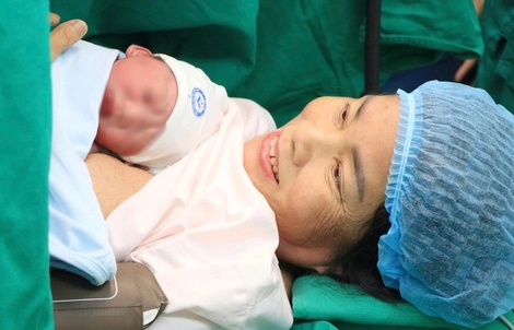 Sản phụ 60 tuổi sinh con trai 2,8 kg