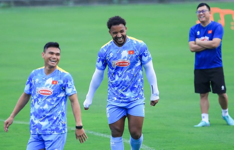 Nguyễn Xuân Son khiến HLV Kim Sang-sik "hú vía"