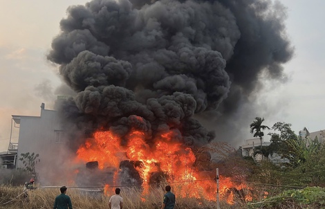 Cháy lớn ở TPHCM, lửa đỏ rực một vùng