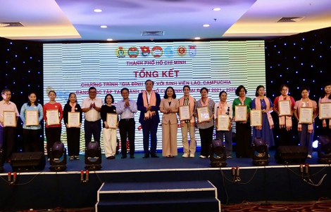 Gắn kết nghĩa tình từ chương trình "Gia đình Việt với sinh viên Lào, Campuchia"