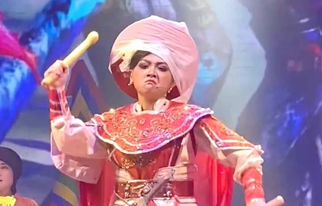 Cú trượt từ mạng ảo đến sân khấu thật