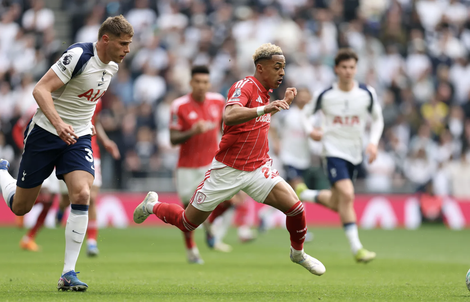 Tottenham thảm bại trận cầu 6 điểm, trượt dài cuộc đua trụ hạng