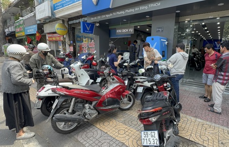 Hình ảnh đua nhau đi xem và mua xe máy điện trong ngày cuối tuần ở TPHCM 