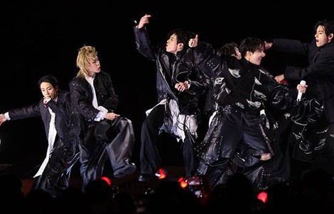 Cảnh sát chặn người mang dao, súng điện vì đêm nhạc BTS