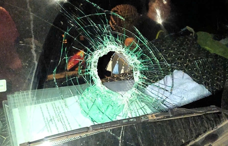 Bị ném đá, nhiều xe tải vỡ kính khi chạy trên cao tốc Bắc - Nam