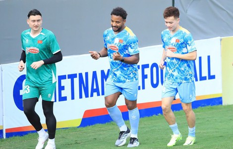 Xuân Son trở lại tập luyện, Việt Cường sẵn sàng cạnh tranh với đàn anh nhập tịch