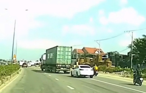 Hãi hùng xe container “đánh võng” trên đường Mỹ Phước - Tân Vạn