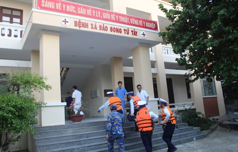 Cấp cứu kịp thời 1 thợ lặn gặp nạn ở Trường Sa