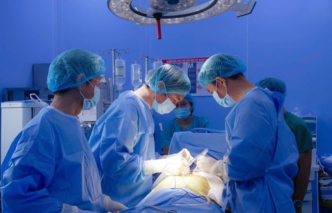 10 giờ cân não cứu người đàn ông nổ mạch máu tưởng chừng hết cơ hội sống