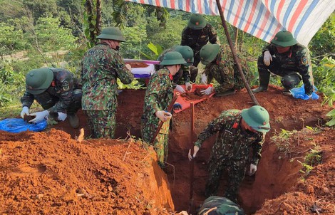 Phát hiện lọ thuỷ tinh đựng di vật chôn kèm hài cốt liệt sĩ